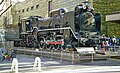 Locomotora a vapor frente al Museo Nacional de Ciencia de Japón