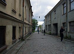 Peatones en la calle Vodnoy Zastavy en Vyborg, Rusia