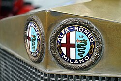 Detalle del emblema en el radiador de un Alfa Romeo RL Super Sport