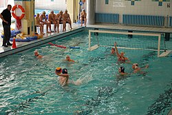 Jugadores de waterpolo en posición de juego