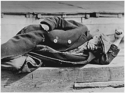 Un hombre desempleado durmiendo en el suelo de las calles de Nueva York en 1935.