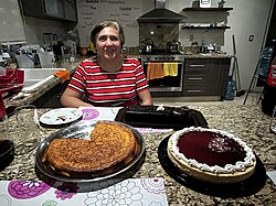 Establecimiento familiar de repostería con equipamiento y productos expuestos.