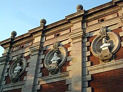 Detalle de algunos de los bustos esculpidos en mármol que decoran la fachada