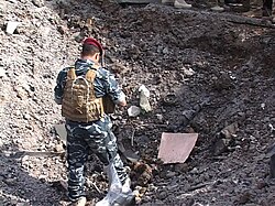 Soldado estadounidense observando el lugar de un atentado