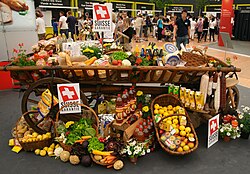 Puesto de venta en el que se observan diversos productos suizos.