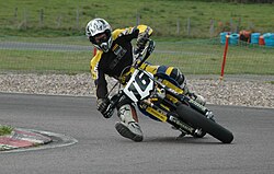 Un corredor de supermoto en la pista