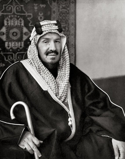 Retrato fotográfico que muestra a una figura real asociada al ejercicio de una monarquía absoluta.