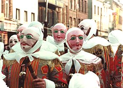 Grupo de Gilles con sus trajes tradicionales