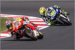 Marc Márquez rodando delante de Valentino Rossi en el Circuito de Silverstone en 2013.