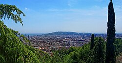 Vistas panorámicas desde el Parque del Turó de la Peira hacia la ciudad de Barcelona