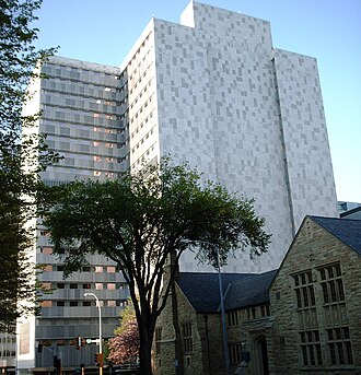 Edificio principal de la Clínica Mayo en Rochester en el año 2006