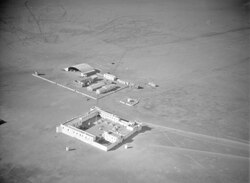 Fotografía histórica del fuerte de Villa Cisneros y la caseta de aviones en 1930