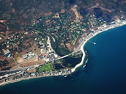 Imagen aérea del centro de Malibú y los barrios aledaños.