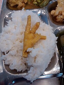 Pata de pollo sobre arroz cocido