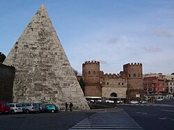 Pirámide Cestia integrada en la Muralla Aureliana