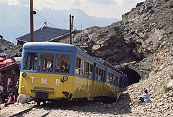 Tranvía del Monte Bianco en la estación terminal Nid d'Aigle