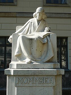 Monumento al premio Nobel Theodor Mommsen frente a la Universidad Humboldt en Berlín.