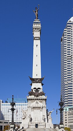 Monumento a los Soldados y Marineros en el centro de Indianápolis
