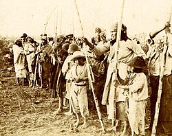 Fotografía histórica de un grupo de personas wichís fechada hacia 1890