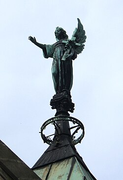Escultura que representa al ángel de la muerte en un mausoleo