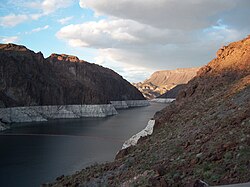 Nivel bajo del agua en el embalse
