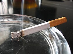 Ilustración que representa el impacto del humo del tabaco en el tejido pulmonar humano.