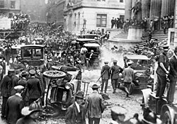 Daños frente a la Casa Morgan tras el atentado con bomba de 1920 en Wall Street