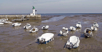Vistas a pleamar y bajamar en el puerto de La Flotte en la isla de Ré, Francia.