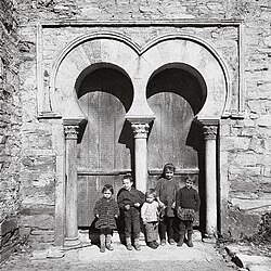 Arcos de herradura del templo mozárabe de Santiago de Peñalba.