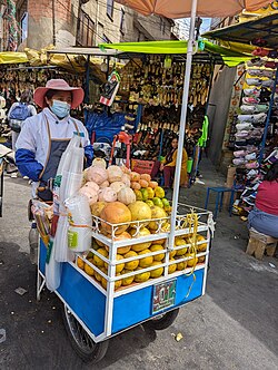 Una vendedora ambulante en un mercado en Bolivia