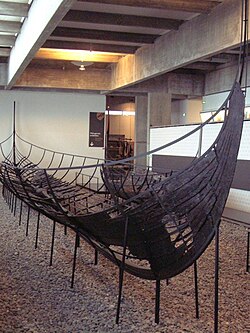 Restos arqueológicos del casco de un barco vikingo expuestos en el Museo de barcos vikingos de Roskilde.
