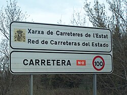 Señal de tráfico bilingüe en España