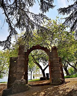 Arco de entrada a la Peña de Arias Montano