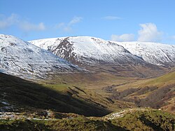 Caminos paralelos de Glen Roy en las tierras altas de Escocia