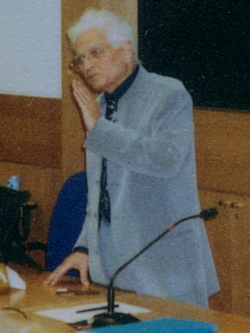 Jacques Derrida en una sesión de trabajo