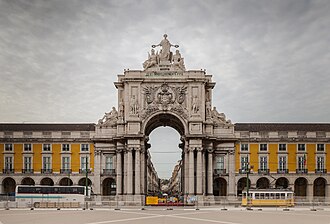 Detalle del Arco de la Rua Augusta con su inscripción en latín