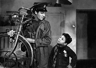 Enzo Staiola y Lamberto Maggiorani en una escena de la película.