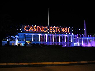 Vista exterior del Casino Estoril ubicado en la costa de Cascais, Portugal