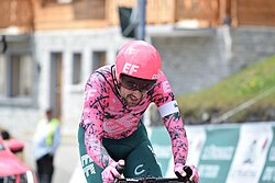 Ben Healy compitiendo en una carrera ciclista