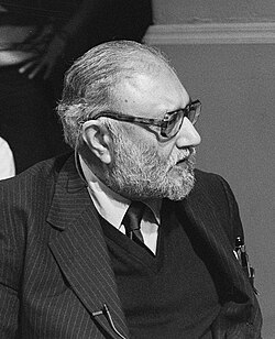 Abdus Salam interactuando con jóvenes en Ámsterdam