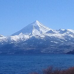 Lago Huechulafquen y el volcán Lanín