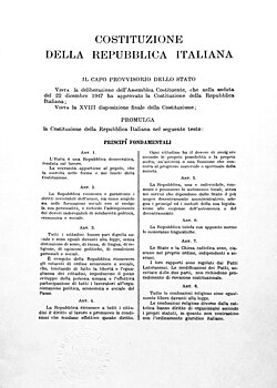 Copia de la primera página de la Constitución de la República Italiana