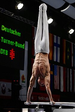 Gimnasta en plena ejecución