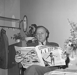 El violinista Yehudi Menuhin leyendo Paris Match en un aeropuerto de los Países Bajos en 1965