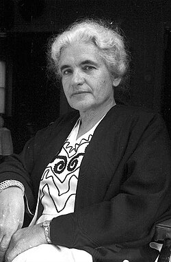 Retrato e información biográfica de Zenta Mauriņa