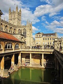 Vista de la piscina grande de las termas romanas de Bath
