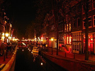 Vista de los canales y edificios históricos del Barrio Rojo