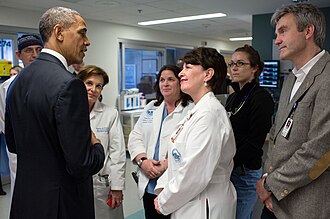 Barack Obama hablando con el personal del hospital en 2013