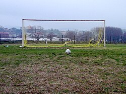 Portería de fútbol con sus postes y red