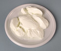 Yogur extendido en un plato.
